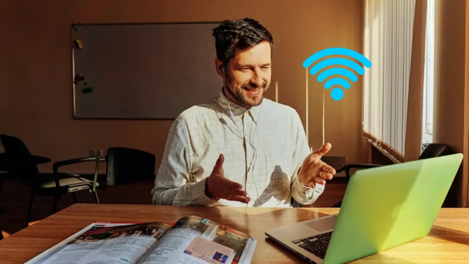Casa conectada con fibra y móvil, escritorio y salón